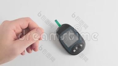 用个人血糖仪测量血糖。 <strong>医疗器械</strong>显示规范.. 手在画框上显示